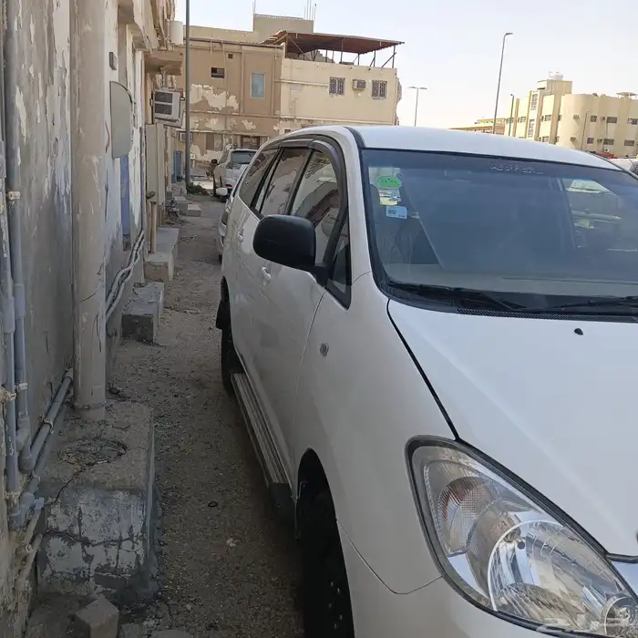 Toyota innova 2010 model 4