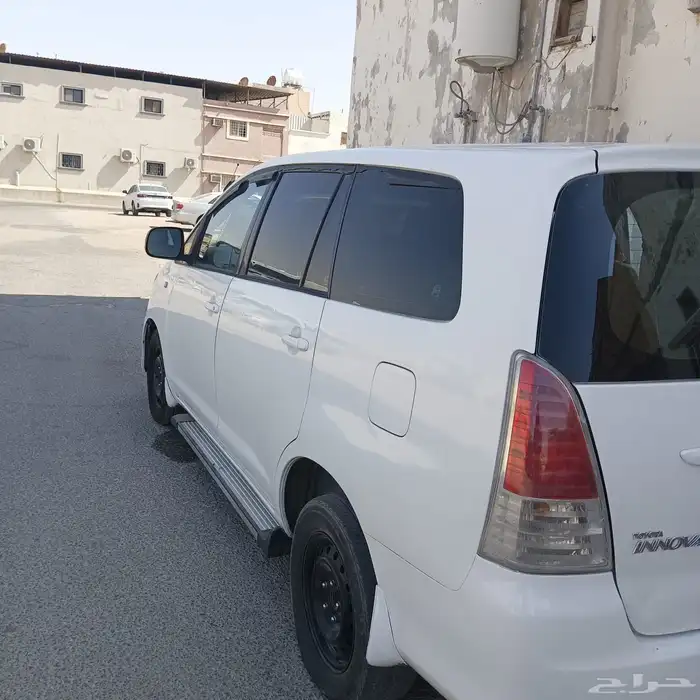 Toyota innova 2010 model 3