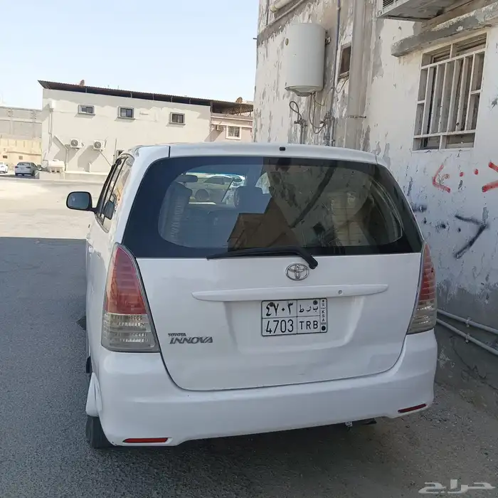 Toyota innova 2010 model 2