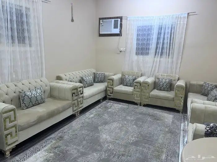 مجلس بحاله جيده جدا مع السجاده والستائر 1