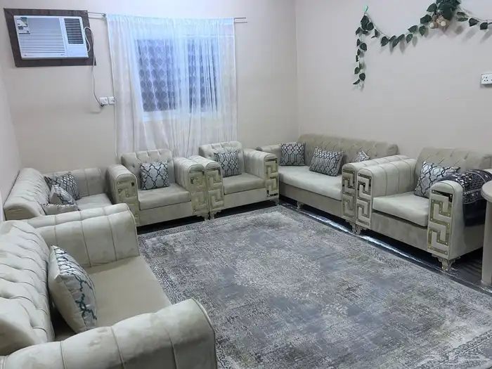 مجلس بحاله جيده جدا مع السجاده والستائر 0