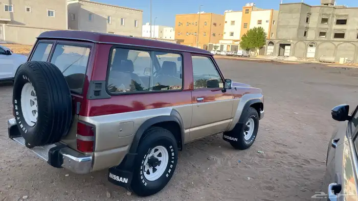 سفاري ربع 1990 احمر 2
