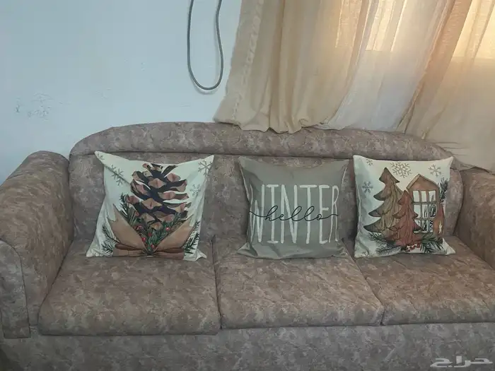 كنب استعمال نظيف كنبتين كبيرة. وكنبه وسط. وكنبتين صغيرة 3