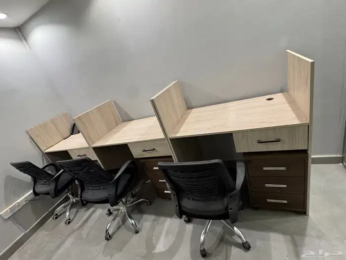 اثاث مكتبى شامل المكاتب والكراسى للبيع 1