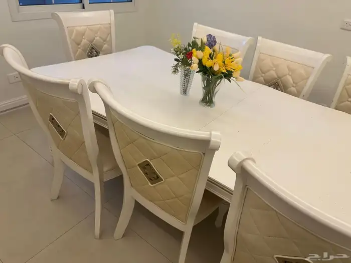 طاولة طعام من 8 كراسي مع فوترينا 4