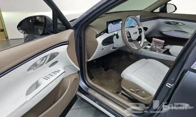 جنسس GV70 لون مميز 5