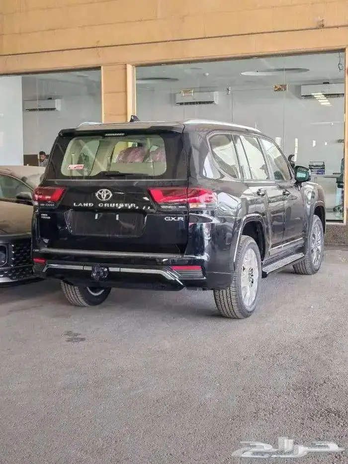 لاندكروزر جي اكس ار بنزين ال 4 موديل25 متوفر ابيض واسود 4