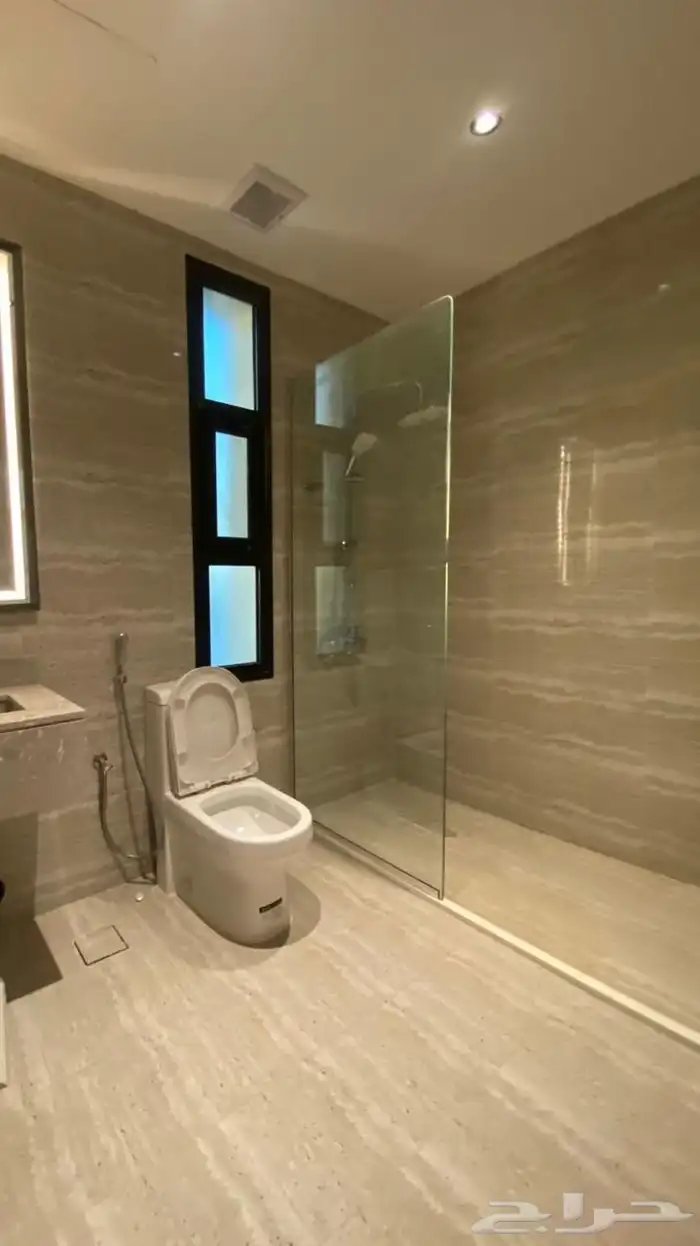 شقة على البحر مقابل الشبيلي مدخلين 2