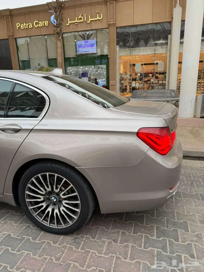 بي ام Li 740 موديل 2010 فل كامل 6 سلندر توين تيربو 6