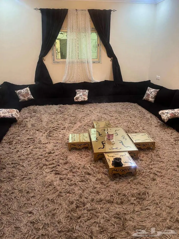 للبيع جلسة أرضية وملحقاتها 0