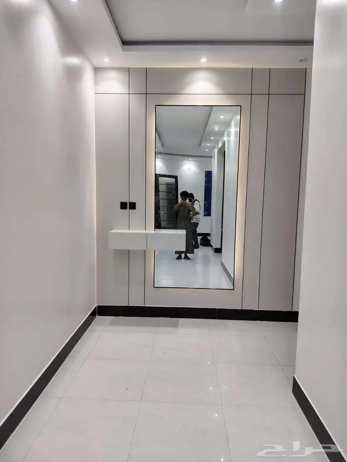 خلفيه شاشه مدخل استقبال ديكورات حديثه تناسب بيتك 0