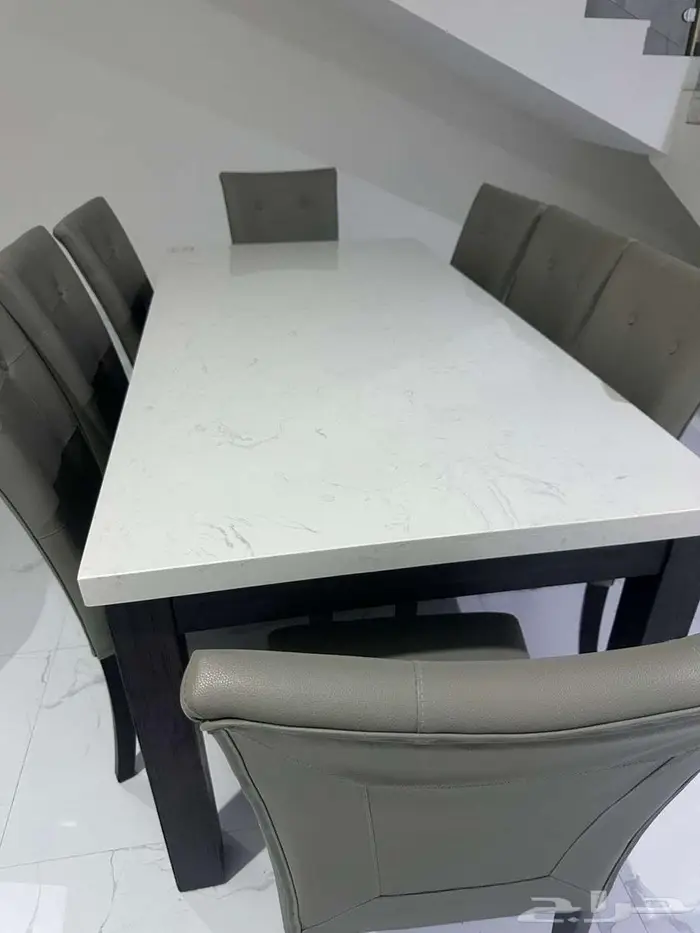 للبيع  طاولة طعام شبه جديدة 1