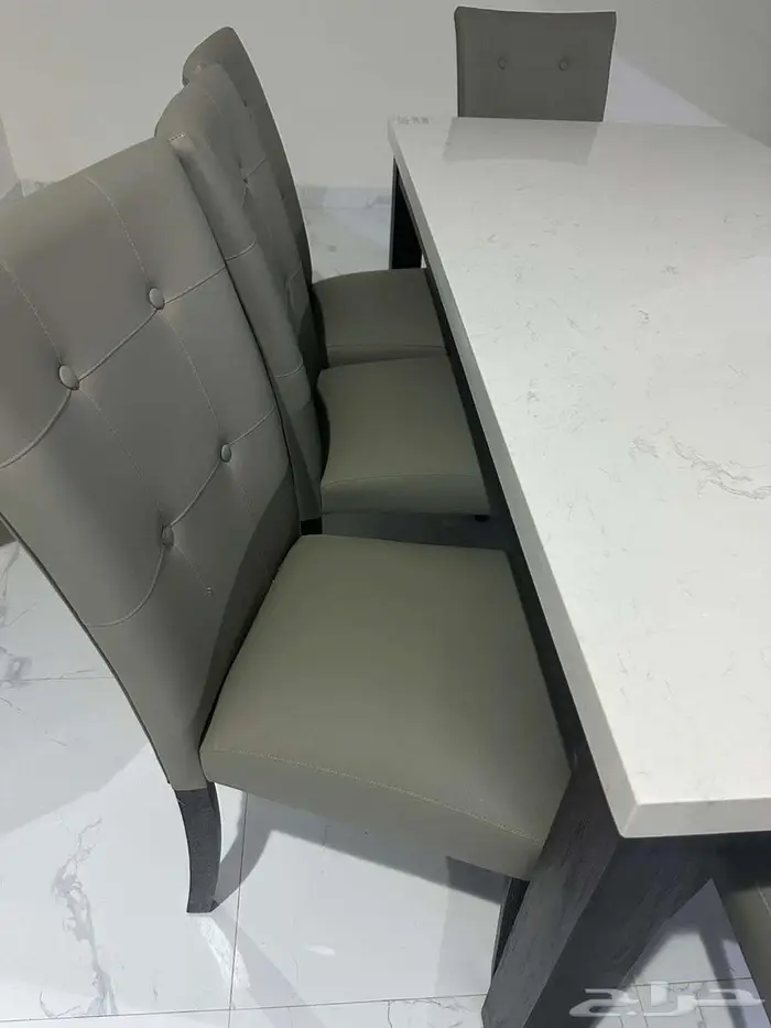 للبيع  طاولة طعام شبه جديدة 4