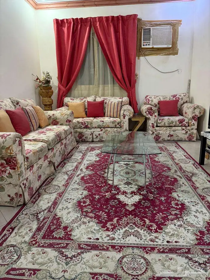 طقم كنب صالة بحالة جيدة للبيع 0