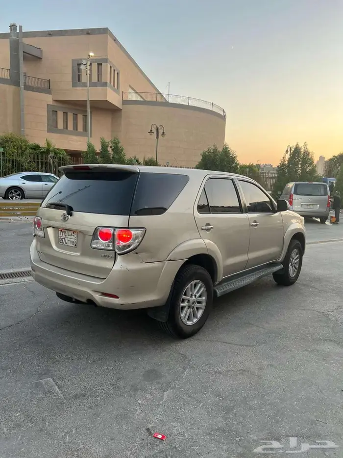 Toyota Fortuner  2014 4