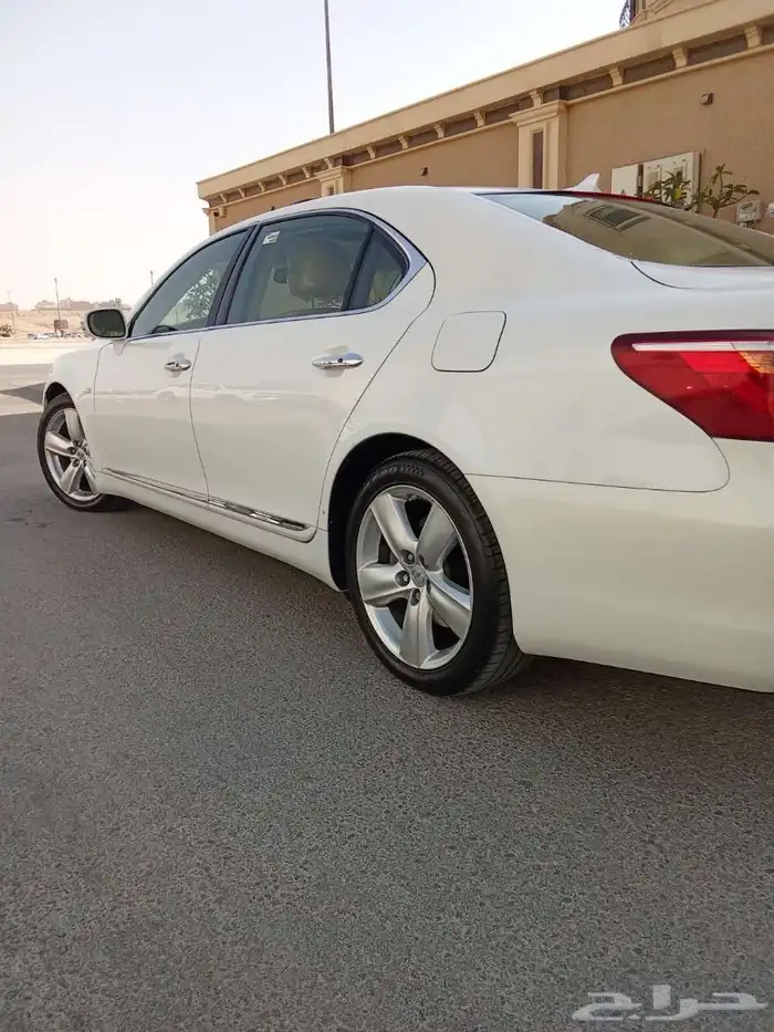 لكزس LS460 8