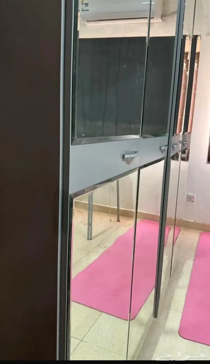 دولاب ملابس بحاله جيده جدا  أربع درفات بأبواب مرايا 0