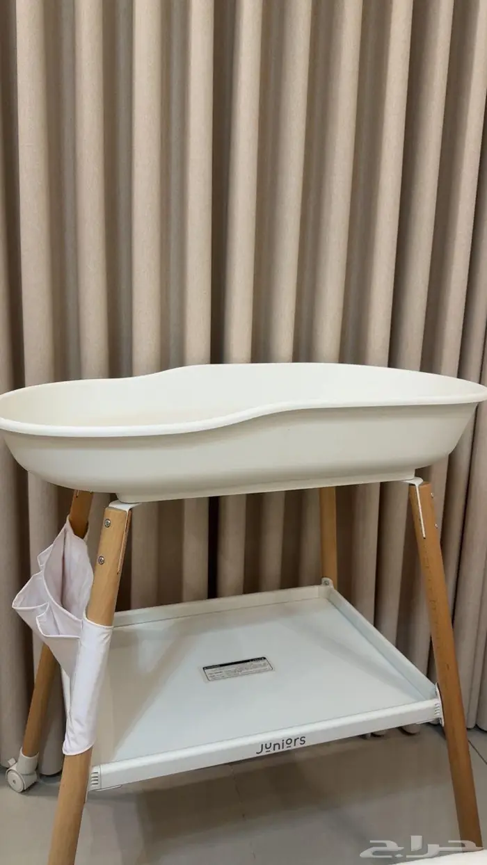سرير هزاز للأطفال الرضع وطاولة تغيير وشفاط حليب 1