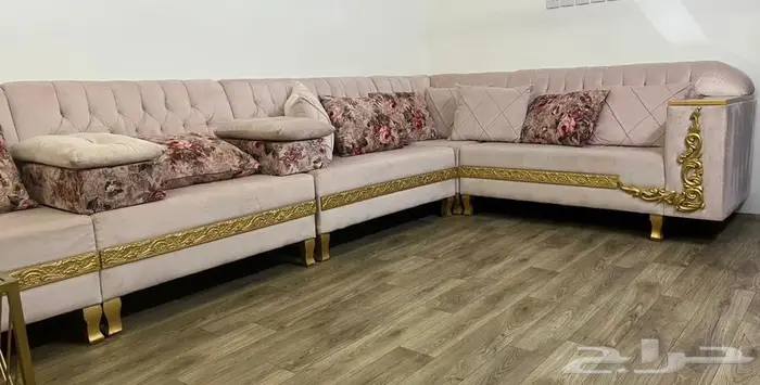 كتب للبيع مع ستائر 1