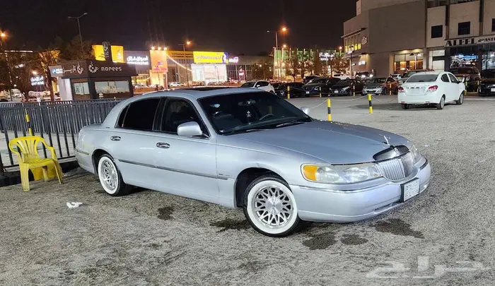 لينكولن تاون كار موديل 1999 3