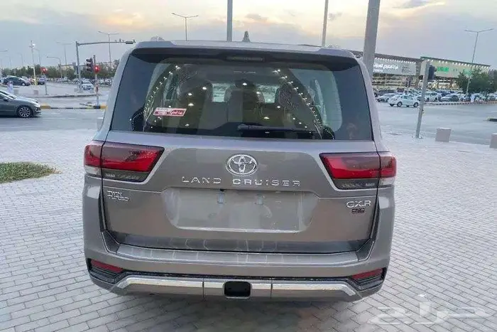 تويوتا لاندكروزر GXR3 بنزين 2025 6