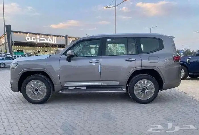 تويوتا لاندكروزر GXR3 بنزين 2025 3