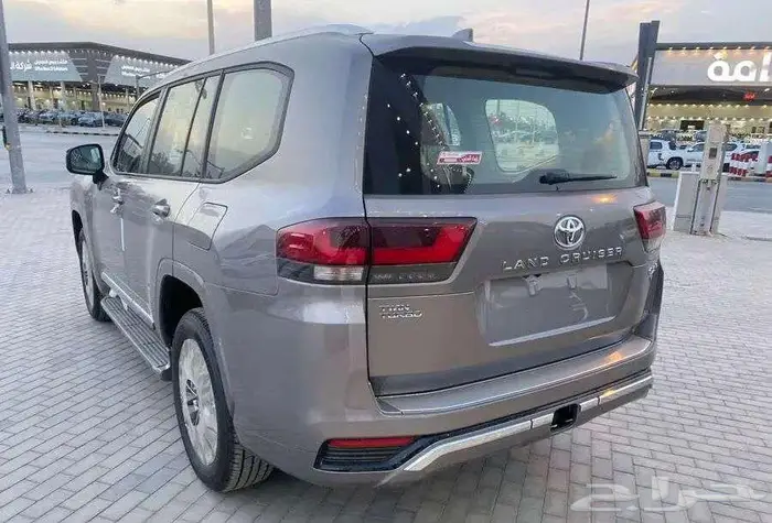 تويوتا لاندكروزر GXR3 بنزين 2025 4