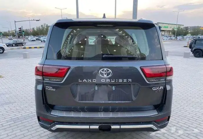 تويوتا لاندكروزر GXR3 بنزين 2025 14