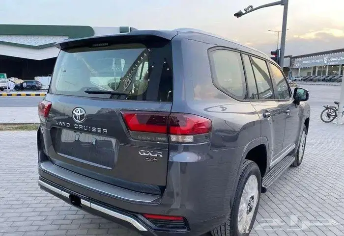 تويوتا لاندكروزر GXR3 بنزين 2025 13