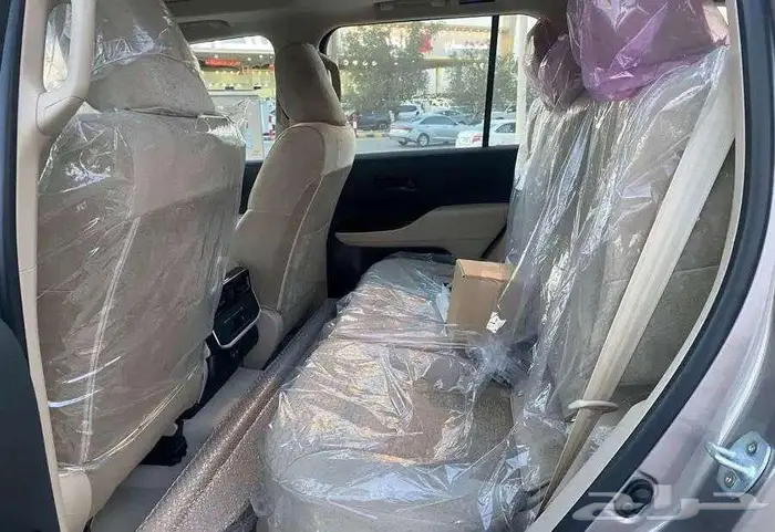 تويوتا لاندكروزر GXR3 بنزين 2025 24