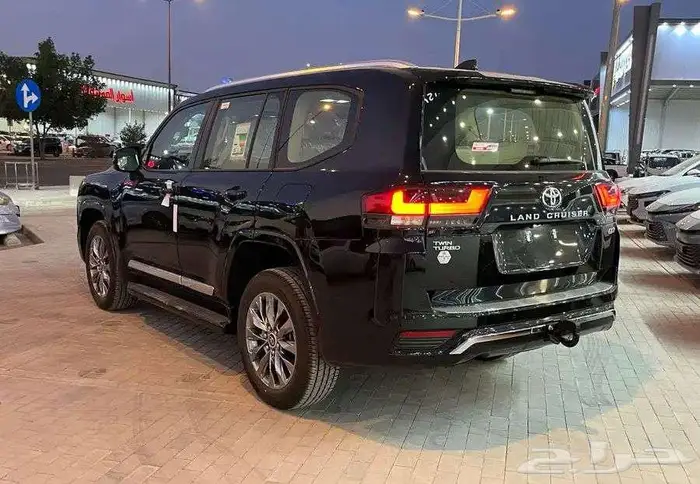 تويوتا لاندكروزر GXR3 بنزين 2025 18
