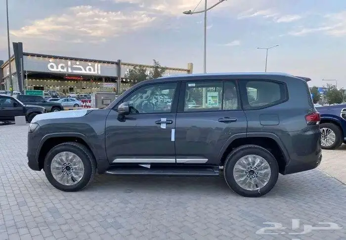 تويوتا لاندكروزر GXR3 بنزين 2025 10