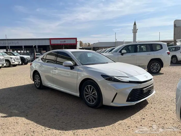 تويوتا كامري E 2025 نقد وتقسيط 1