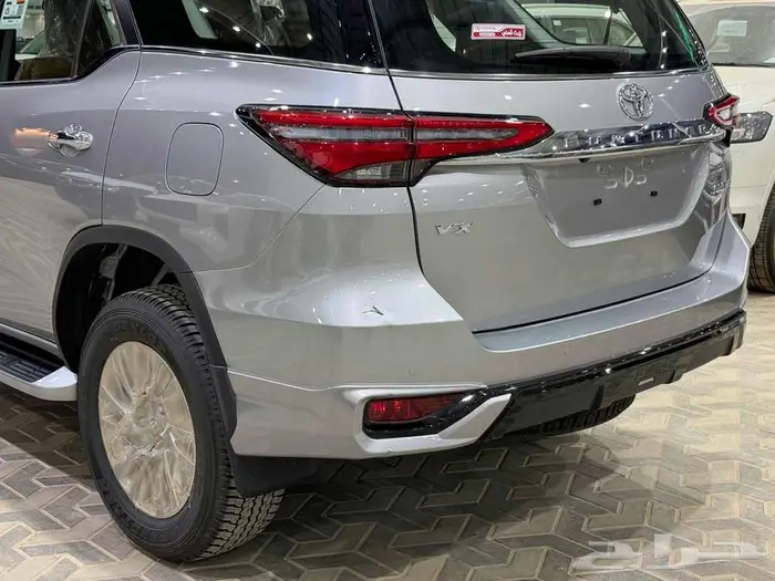 فورتشنر 6 سلندر 2025 بنزين (عليها ملاحظة خفيفة) بطاقة جمركية 4