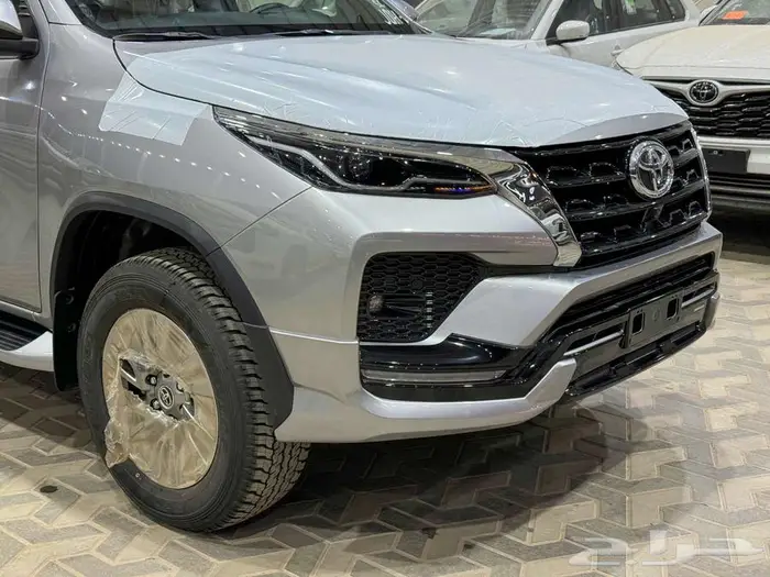 فورتشنر 6 سلندر 2025 بنزين (عليها ملاحظة خفيفة) بطاقة جمركية 28