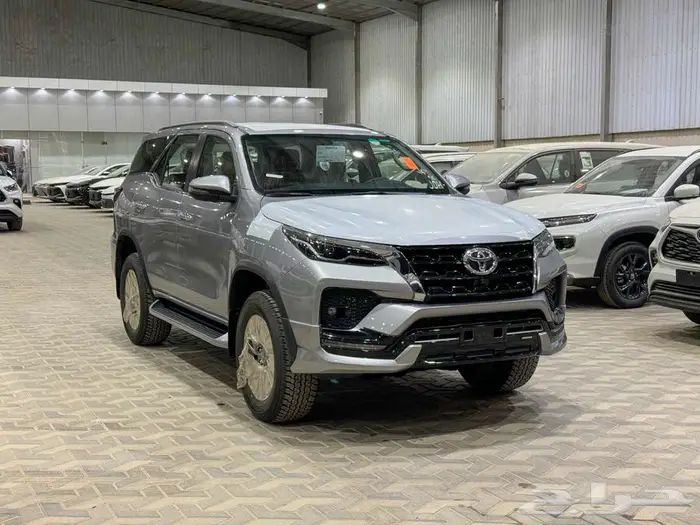 فورتشنر 6 سلندر 2025 بنزين (عليها ملاحظة خفيفة) بطاقة جمركية 1