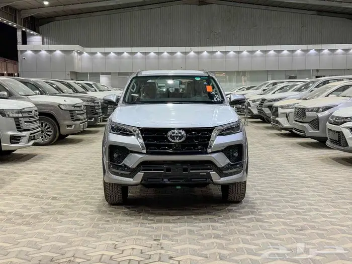 فورتشنر 6 سلندر 2025 بنزين (عليها ملاحظة خفيفة) بطاقة جمركية 0