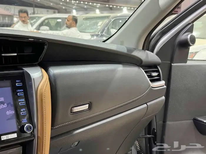 فورتشنر 6 سلندر 2025 بنزين (عليها ملاحظة خفيفة) بطاقة جمركية 17