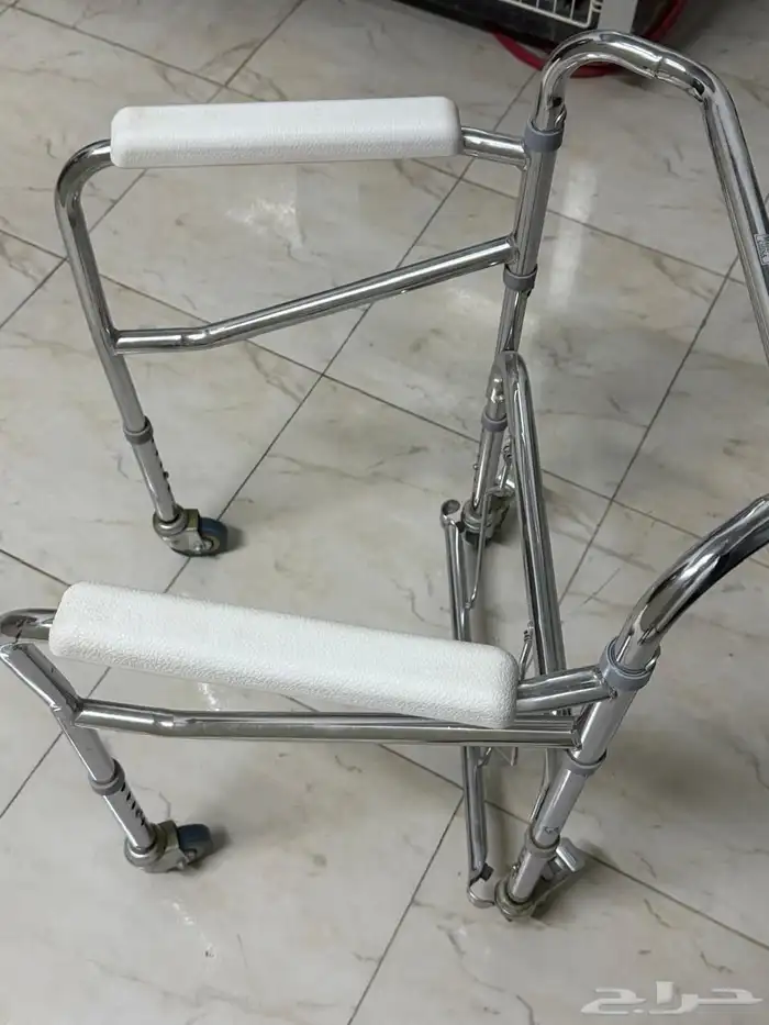 كرسي متحرك لكبار السن 4