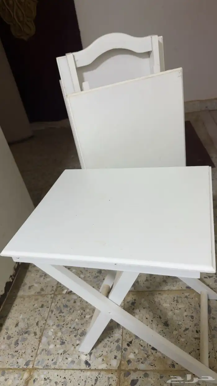 طاولات نظيفه خاليه من الخدوش 1