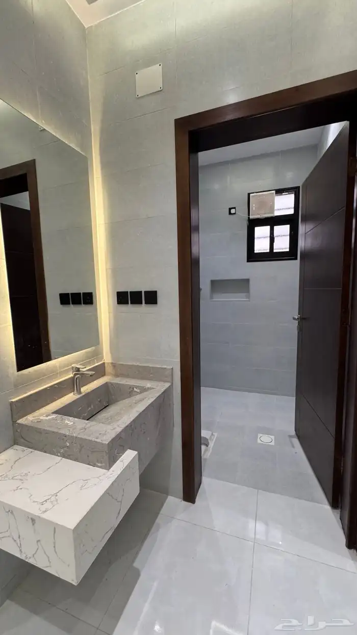 للبيع روف علوى مع ملحق من 650 الف بالخميس 7