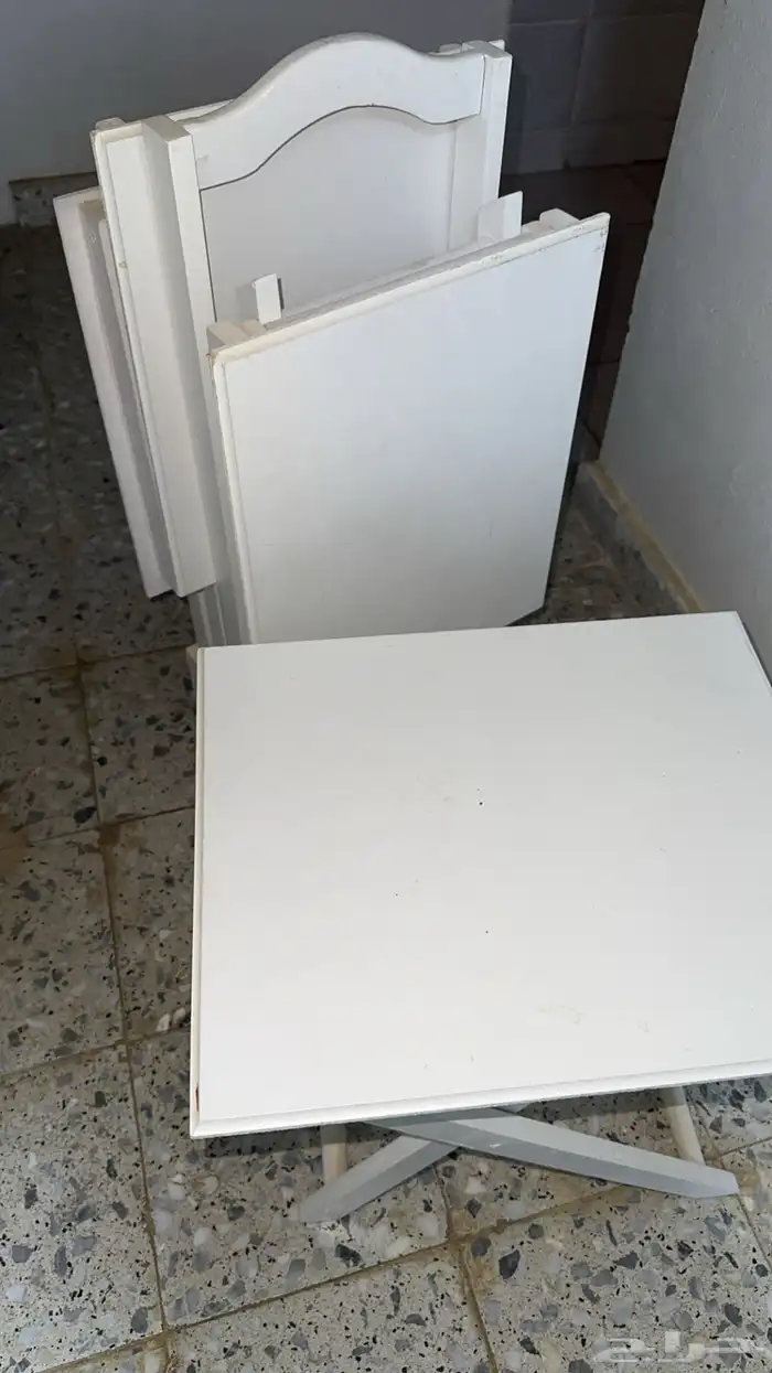 طاولات نظيفه خاليه من الخدوش 2