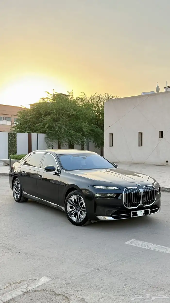 بي ام دبليو 2023 735 ناغي رصاصي غامق 0