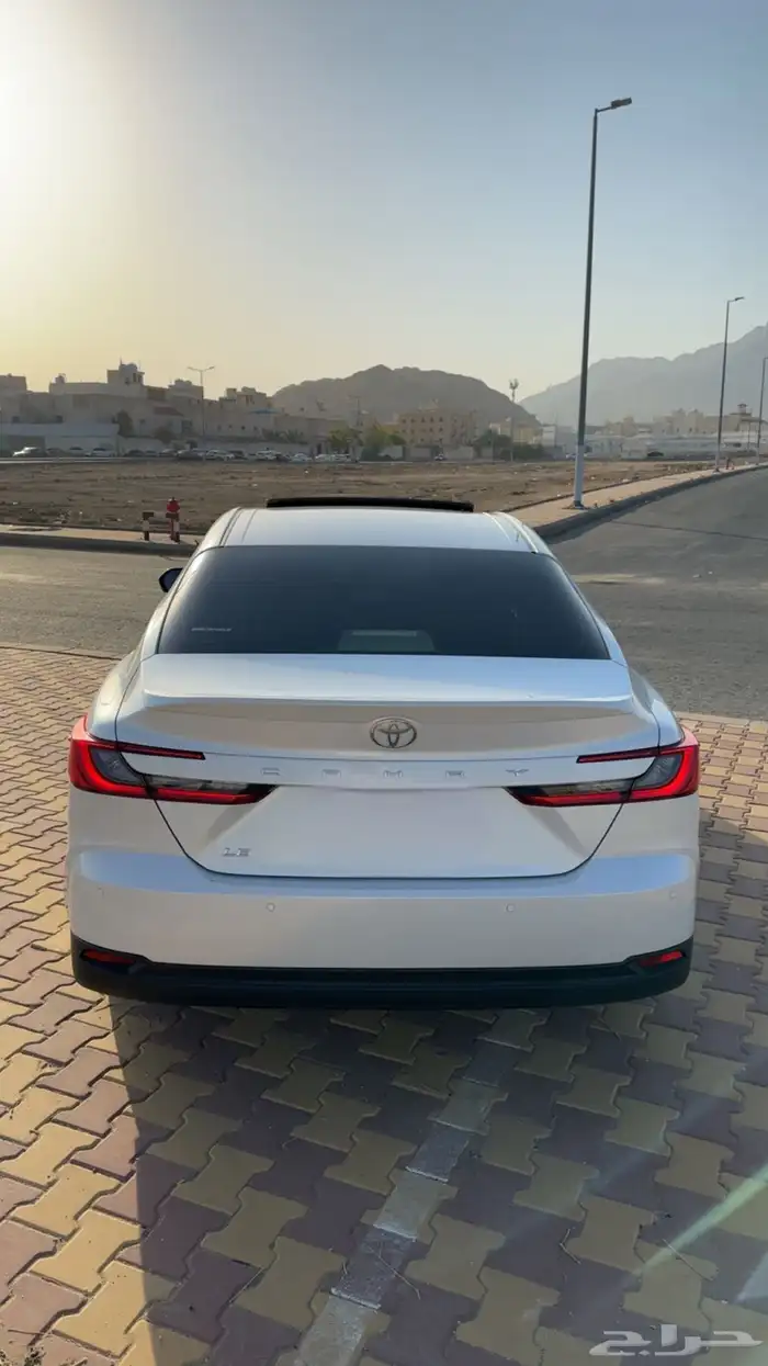 للبيع كامري 2025 LE بنزين ابيض لؤلؤي 12