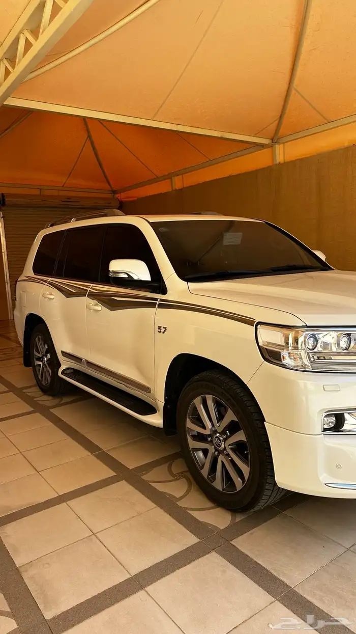 جيب لاندكروزر vx.s 2016 بريمي فل كامل 1