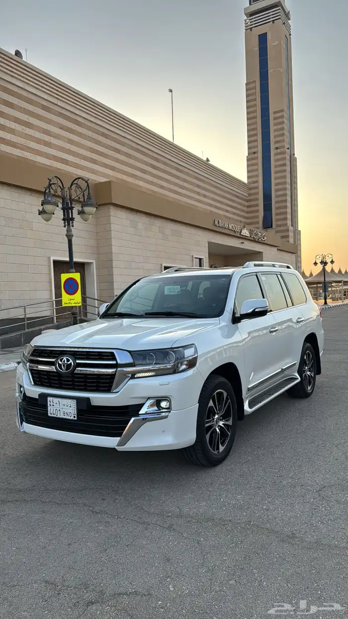 لاندكروزر تورينق 2021 V8 سعودي (مخزن) بحالة المصنع 0