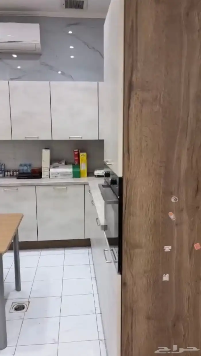 للبيع شقة كبيرة في اليرموك 8