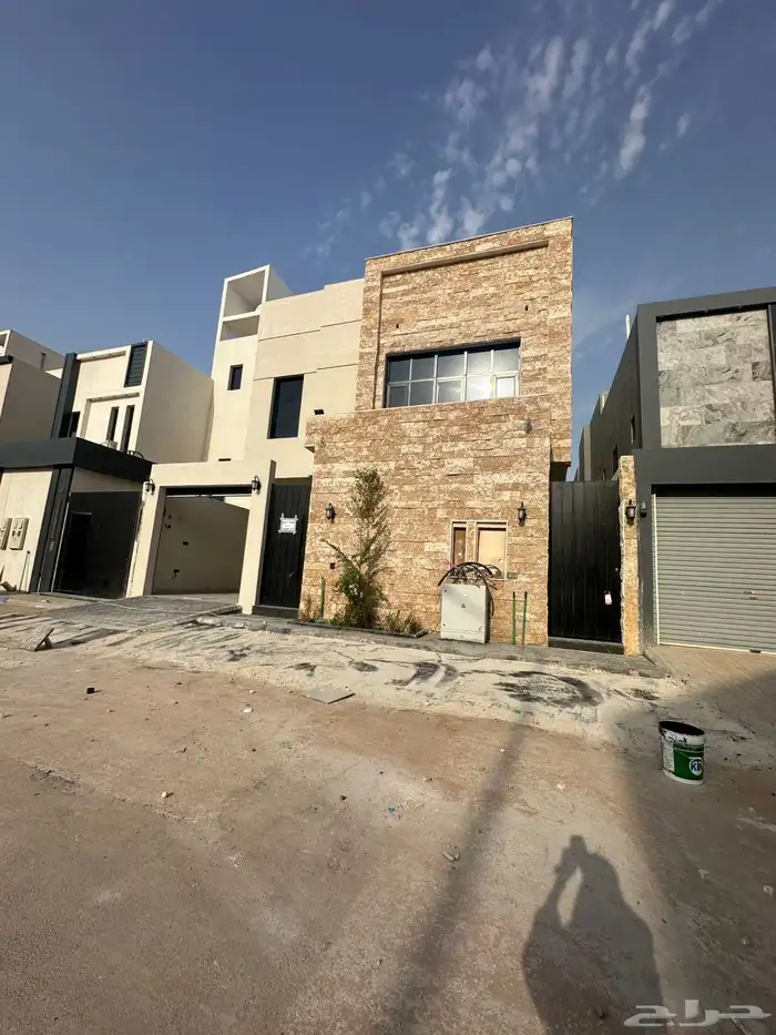 فيلا مع شقتين للبيع في حي الرمال 0