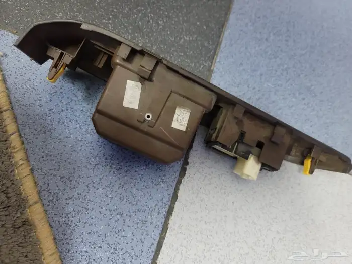 ديكور مع زر الزجاج الخلفي كامري 2