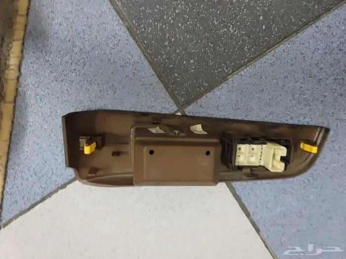 ديكور مع زر الزجاج الخلفي كامري 5